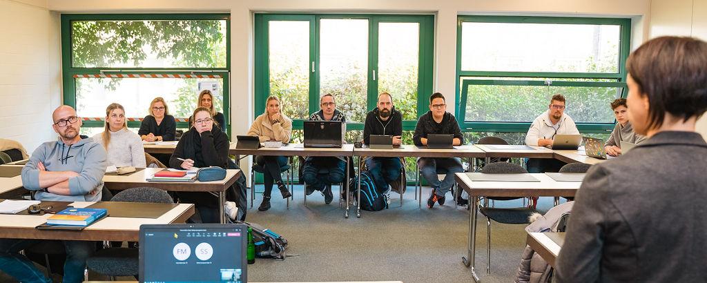 Pädagogin im Unterricht