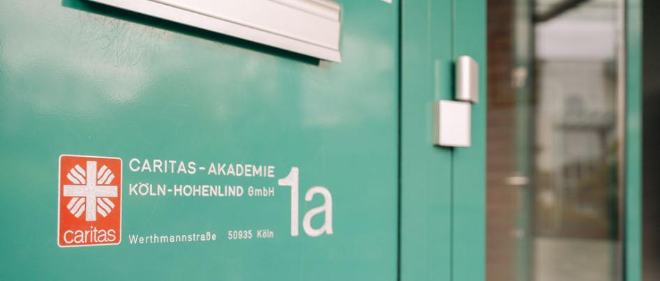 Briefkasten mit der Adresse der Akademie