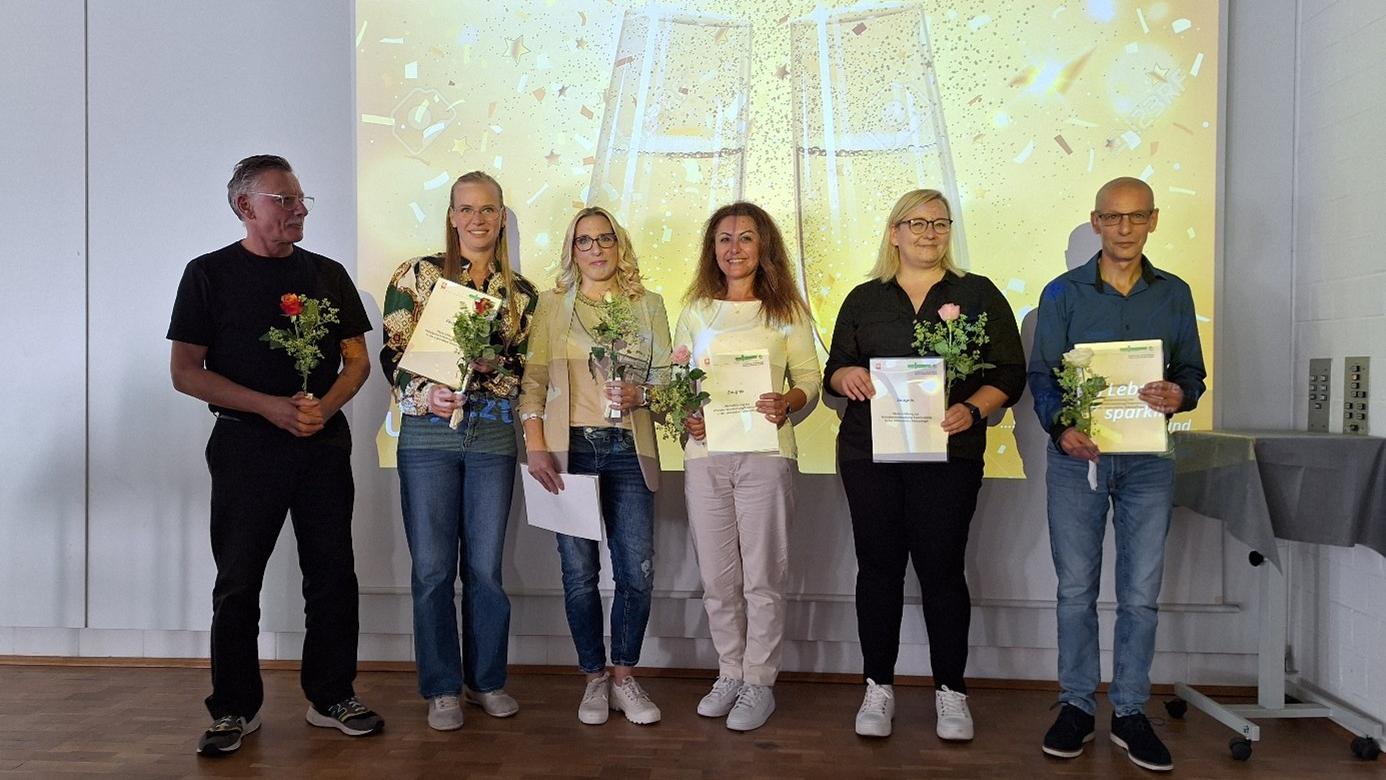 Sechs Damen und Herren präsentieren Ihre Urkunden der abgeschlossenen Weiterbildung