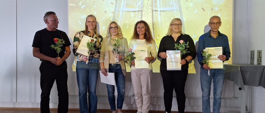 WBL_09.2026 Sechs Damen und Herren präsentieren Ihre Urkunden der abgeschlossenen Weiterbildung